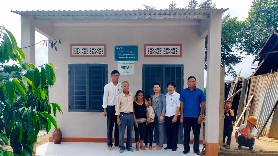 Phòng LĐ-TB và XH, UBND xã Ia Ka, Ngân hàng BIDV chi nhánh Gia Lai bàn giao nhà tình nghĩa cho gia đình bà Puih En (thứ 3 từ trái qua) ở làng Ju Răng, xã Ia Ka, huyện Chư Păh. Ảnh: Đinh Yến