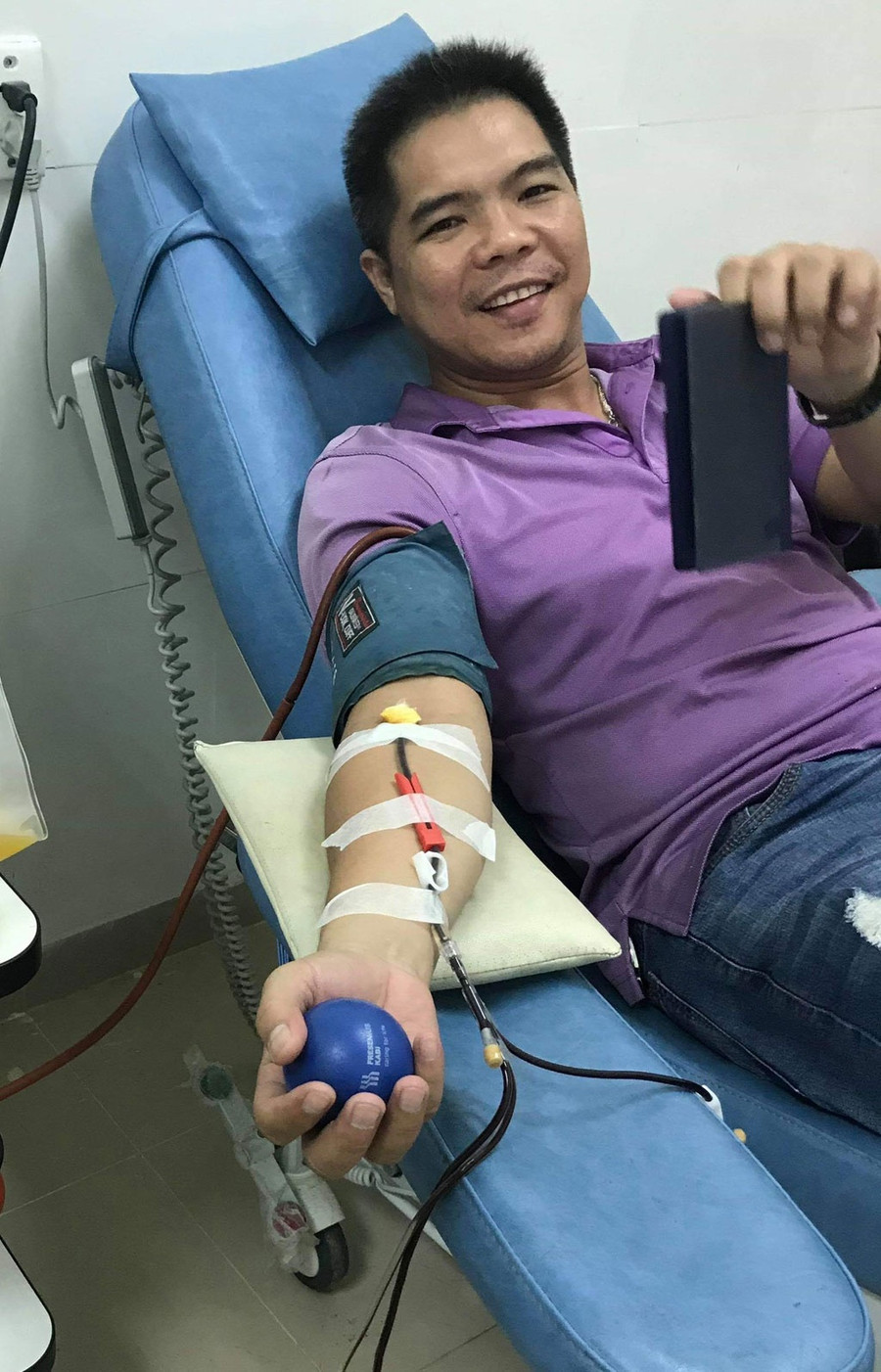 Trung tá Cao Lê Duy Hùng nhiều lần hiến máu tình nguyện. Ảnh: Quang Viên