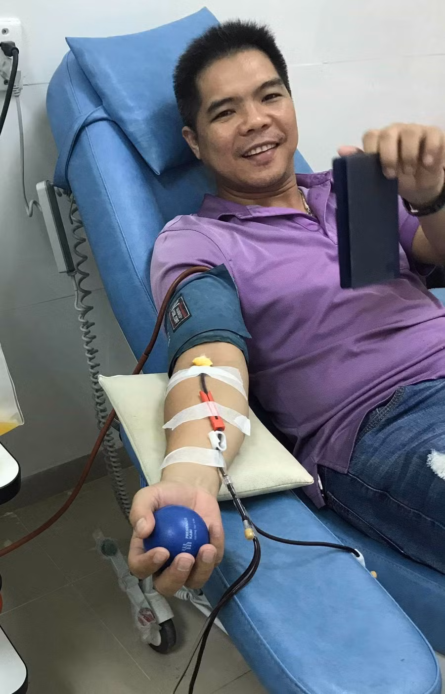 Trung tá Cao Lê Duy Hùng nhiều lần hiến máu tình nguyện. Ảnh: Quang Viên