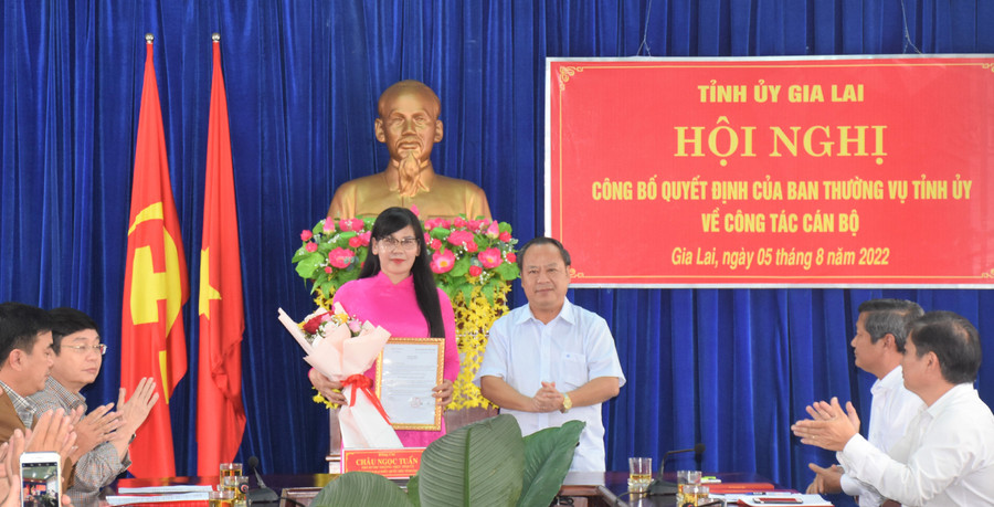 Phó Bí thư Thường trực Tỉnh ủy Châu Ngọc Tuấn trao quyết định và tặng hoa chúc mừng bà Phan Thị Nga được bổ nhiệm giữ chức Phó Hiệu trưởng Trường Chính trị tỉnh. Ảnh: Trần Dung