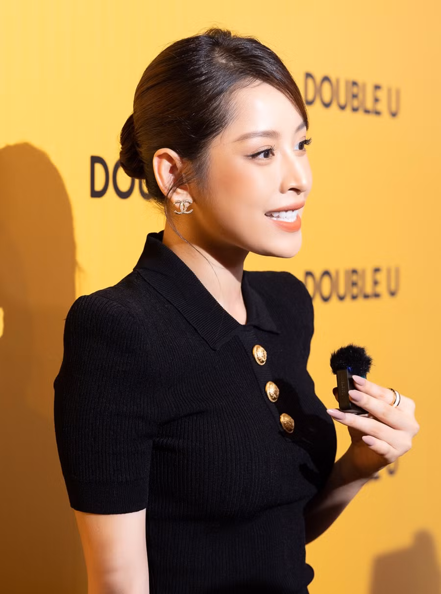 Chi Pu từ chối chia sẻ về MV bị "bay màu". Nhiều khán giả cho rằng lý do khiến MV bị ẩn có thể là vì nhiều cảnh quay táo bạo, cổ xúy tình dục nơi công sở. Hiện ê-kíp của nữ ca sĩ tạm thời để chế độ riêng tư để chỉnh sửa. Ảnh: NVCC Chi Pu từ chối chia sẻ về MV bị