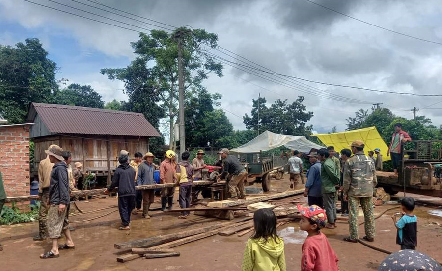 Ngay sau sự việc xảy ra, chính quyền và người dân địa phương đã đến thăm hỏi, động viên gia đình và dựng lại căn nhà cho bà Lâr. Ảnh-R'Ô HOK