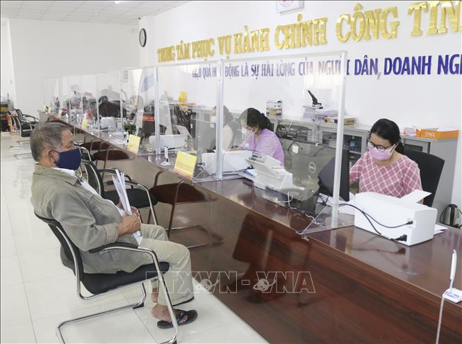  Người dân đến thực hiện các thủ tục hành chính tại Trung tâm phục vụ hành chính công tỉnh Ninh Thuận. Ảnh: TTXVN