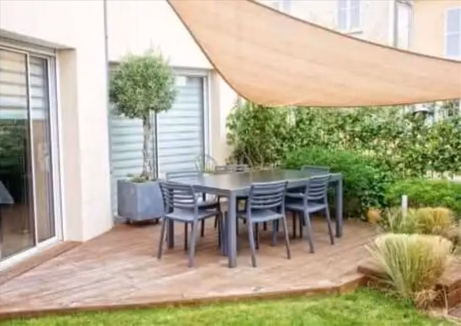 Giữ sạch sẽ là cách tốt nhất để đồ gỗ ngoài trời của bạn an toàn khỏi. Ảnh: Amelioretasante