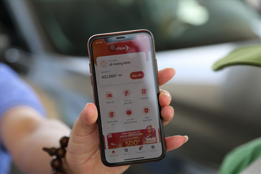 Tài khoản của anh Lê Hoàng Minh ở Đà Nẵng đã đóng đủ tiền, nhưng trạm thu phí ở Quảng Ngãi không nhận diện được thẻ ETC. Anh Lê Hoàng Minh ở Đà Nẵng phải xuống xe để cung cấp thông tin cho nhân viên trạm, chứng minh mình đã đóng đủ tiền vào tài khoản.