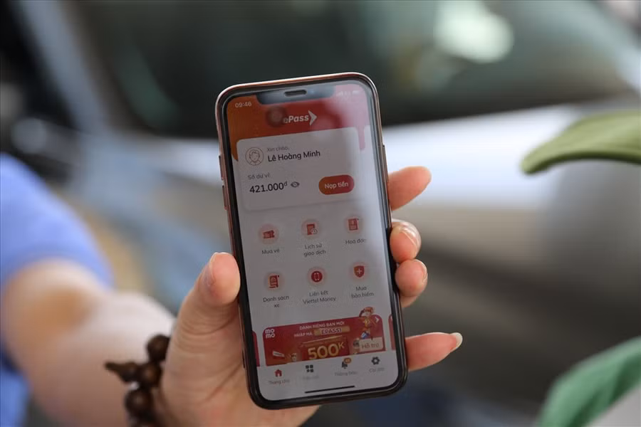 Anh Lê Hoàng Minh ở Đà Nẵng phải xuống xe để cung cấp thông tin cho nhân viên trạm, chứng minh mình đã đóng đủ tiền vào tài khoản.