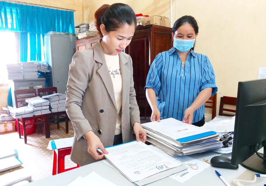 Trường THPT Chu Văn An (huyện Krông Pa) đang rà soát hồ sơ trúng tuyển lớp 10 để tiến hành sắp xếp lớp theo nguyện vọng của học sinh. Ảnh: Mộc Trà