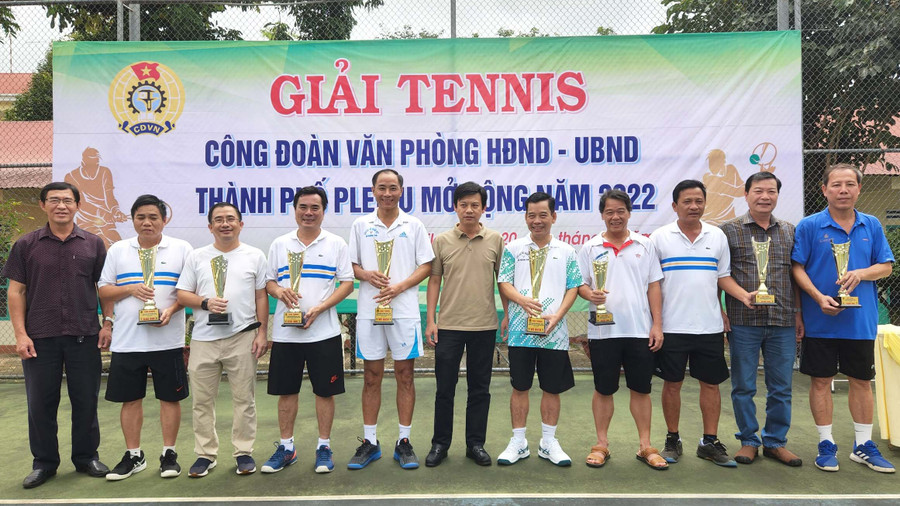 Ban tổ chức trao giải cho các tay vợt xuất sắc nhất. Ảnh: Văn Ngọc