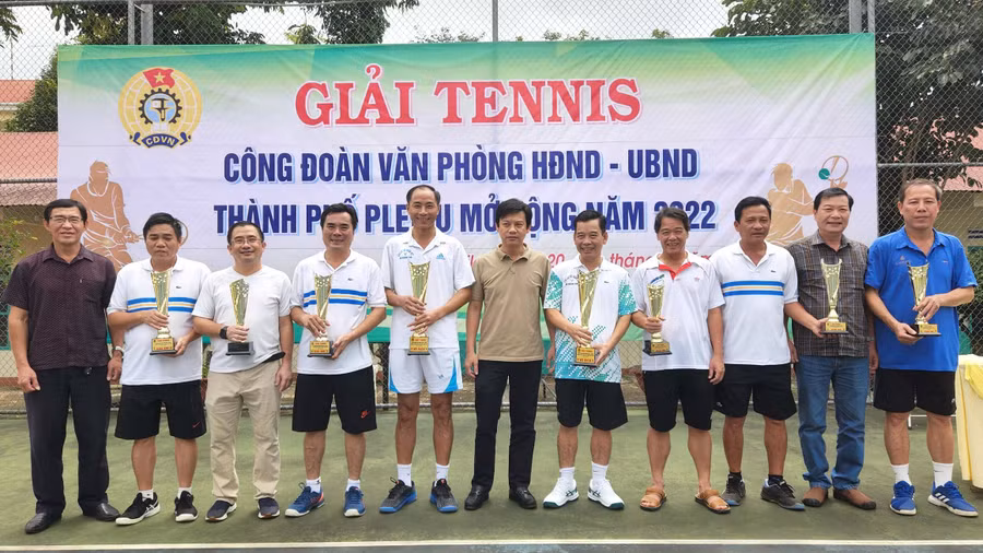 Ban tổ chức trao giải cho các tay vợt xuất sắc nhất. Ảnh: Văn Ngọc