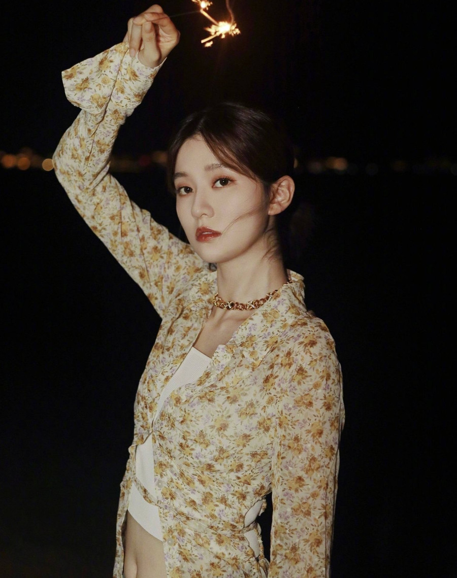 Nữ diễn viên Hoan lạc tụng, Kiều Hân khoe eo thon với layer gồm quần jeans mix cùng áo bra và sơ mi họa tiết, cô không quên tạo điểm nhấn đắt giá cho set đồ bằng chiếc vòng cổ tiệp màu.