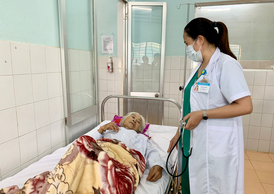 Chăm sóc bệnh nhân SXH tại Khoa Bệnh nhiệt đới (Bệnh viện Đa khoa tỉnh). Ảnh: Như Nguyện