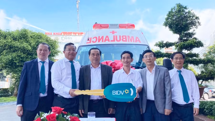 Lãnh đạo BIDV các chi nhánh: Gia Lai, Nam Gia Lai và Phố Núi trao tặng xe cứu thương cho đại diện Trung tâm Y tế huyện Krông Pa. Ảnh: Sơn Ca