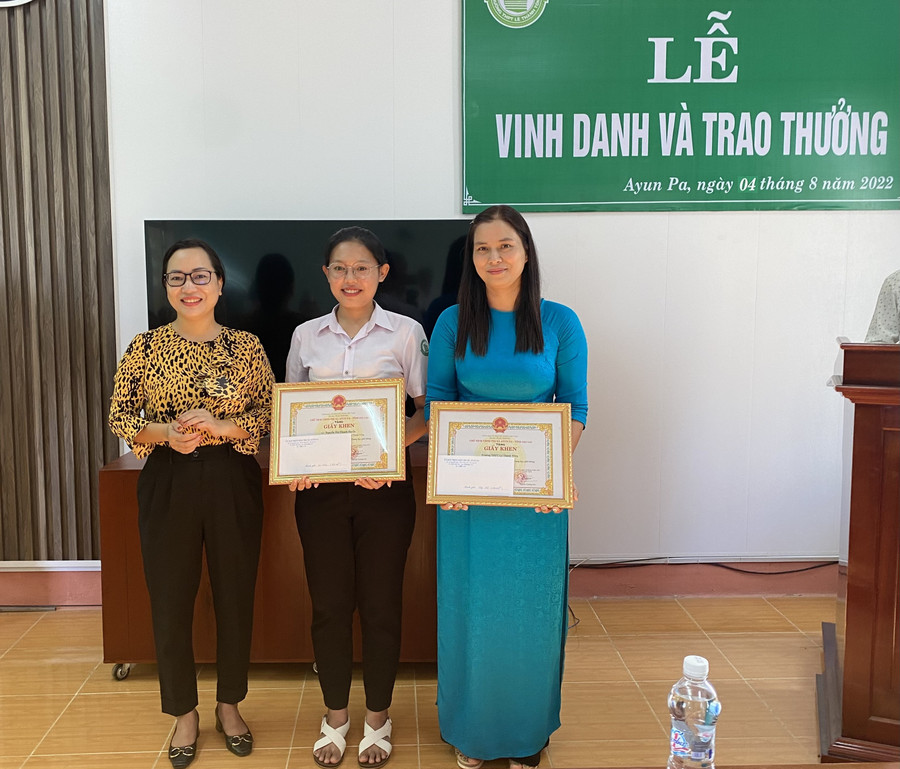 Bà Ksor H' Khuyên- Phó Chủ tịch UBND thị xã Ayun Pa trao thưởng cho học sinh và tập thể Trường THPT Lê Thánh Tông vì có thành tích xuất sắc trong Kỳ thi tốt nghiệp năm 2022. Ảnh: Nguyễn Sang trao thưởng