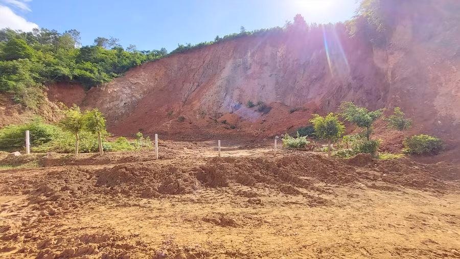 Điểm quy hoạch mỏ nhưng đã bị khai thác trước khi có kế hoạch sử dụng đất. Ảnh: Phan Tuấn