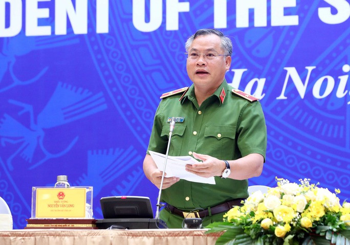 Thứ trưởng Bộ Công an Nguyễn Văn Long trả lời báo chí tại cuộc họp báo.  Thứ trưởng Bộ Công an Nguyễn Văn Long trả lời báo chí tại cuộc họp báo