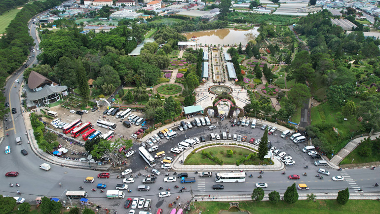 Du khách tham quan, vui chơi tại Vườn hoa Đà Lạt ngày 1-8. Ảnh: baolamdong.vn