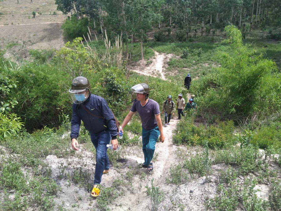 Lực lượng tuần tra bảo vệ rừng thường xuyên kiểm tra khu vực giáp ranh. Ảnh: Lê Gia