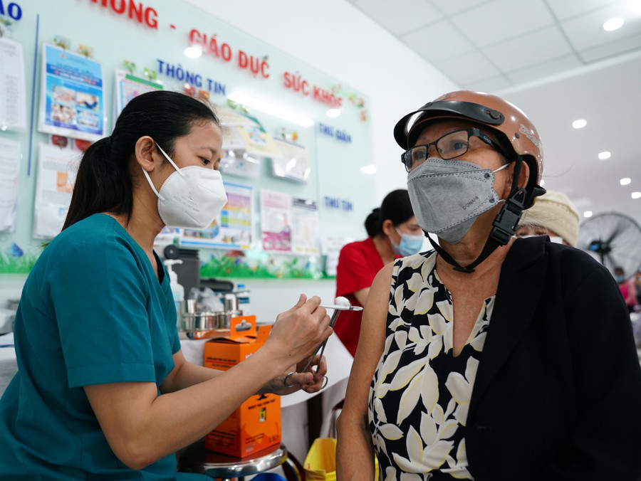 Tiêm vắc xin Covid-19 mũi 3, 4 tại Trung tâm Y tế Quận 3, TP. Hồ Chí Minh. Ảnh nguồn Báo Thanh niên