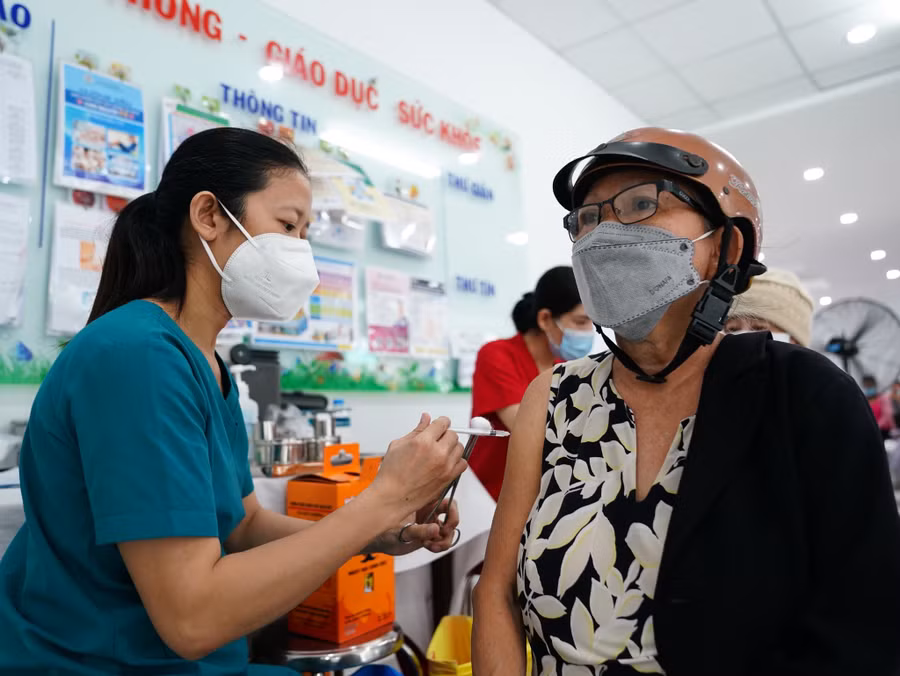Tiêm vắc xin Covid-19 mũi 3, 4 tại Trung tâm Y tế Quận 3, TP. Hồ Chí Minh. Ảnh nguồn Báo Thanh niên