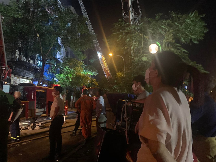  Người dân theo dõi vụ việc. Ảnh nguồn: LĐO