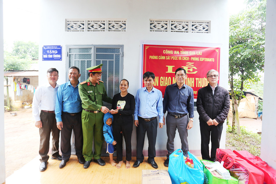  Các đơn vị đã bàn giao nhà tình thương cho gia đình chị A Mí Ảnh Văn Ngọc