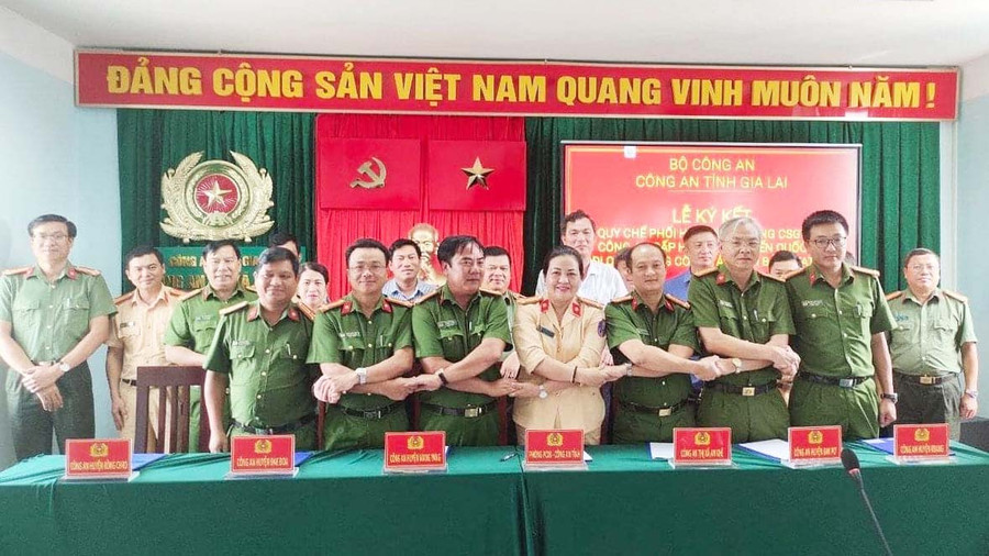 Lễ ký kết quy chế phối hợp giữa Phòng Cảnh sát Giao thông với Công an huyện Đak Đoa, Mang Yang, Đak Pơ, Kbang, Kông Chro và thị xã An Khê (ảnh Công an tỉnh cung cấp). 