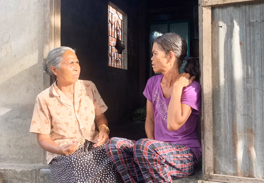 Bà Rcom H’Guach (bìa trái, tổ 6, phường Hòa Bình) luôn lắng nghe tâm tư nguyện vọng của từng người để hòa giải các vụ việc công bằng nhất. Ảnh: Vũ Chi