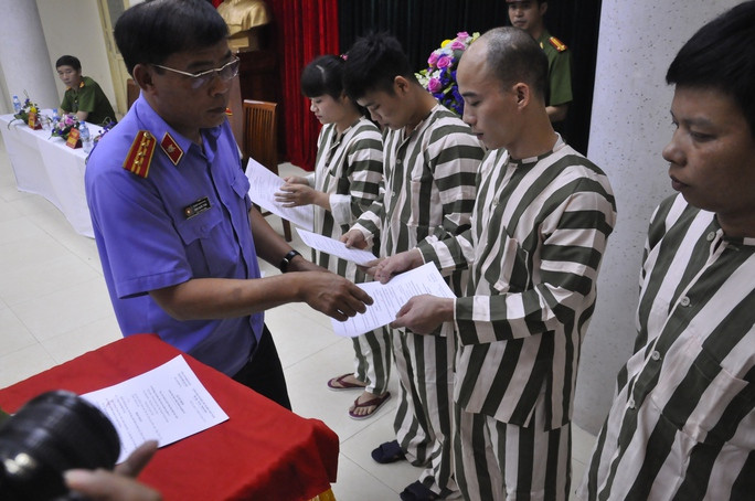 Trao quyết định đặc xá cho các phạm nhân tại một trại giam ở Hà Nội - Ảnh: Minh Chiến