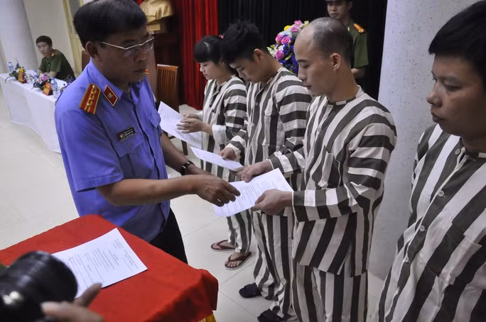 Trao quyết định đặc xá cho các phạm nhân tại một trại giam ở Hà Nội - Ảnh: Minh Chiến