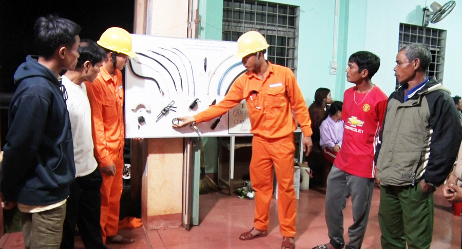Nhân viên Điện lực Mang Yang hướng dẫn người dân cách sử dụng điện an toàn. Ảnh: Minh Hoàn Cán bộ Điện lực Mang Yang hướng dẫn cho người dân cách sử dụng điện an toàn. Ảnh: Minh Hoàn