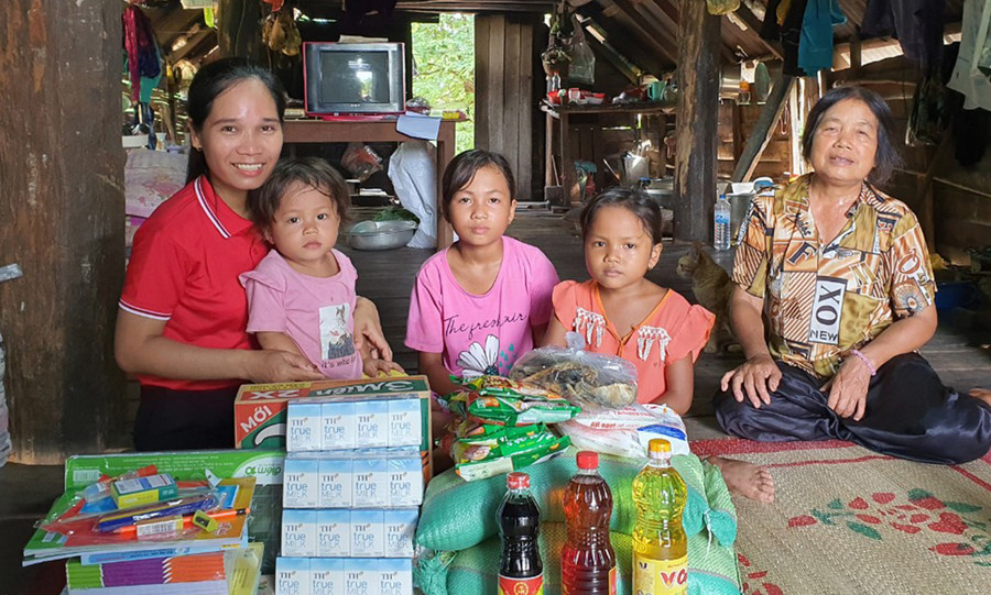 Tặng sách vở, sữa và nhu yếu phẩm cho ba chị em Lê Thị Kim Ngọc, Lê Kim Trung, Lê Trung Hiếu (thôn Thanh Bình, xã Ia Peng. Ảnh: Hồng Ngọc Tặng sách vở, sữa và nhu yếu phẩm cho ba chị em Lê Thị Kim Ngọc (SN 2009), Lê Kim Trung (SN 2010), Lê Trung Hiếu (SN 2014) thôn Thanh Bình, xã Ia Peng. Ảnh: Hồng Ngọc
