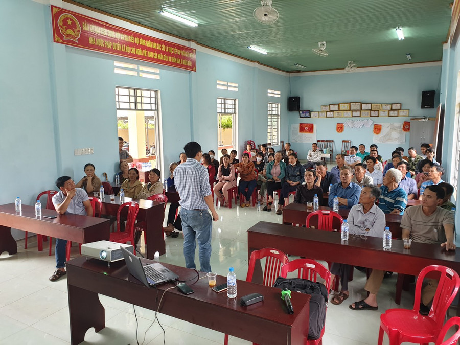 Người dân được tập huấn khoa học kỹ thuật. Ảnh: Trần Dung