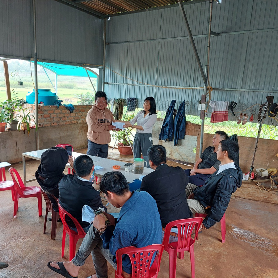 Đại diện phường Thắng Lợi (TP. Pleiku) đến trao tiền hỗ trợ thiệt hại cho gia đình ông Tíu. Ảnh: Quang Tấn