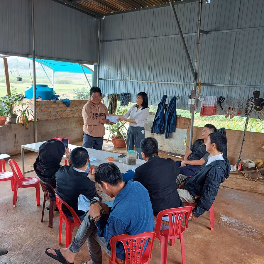 Đại diện phường Thắng Lợi (TP. Pleiku) đến trao tiền hỗ trợ thiệt hại cho gia đình ông Tíu. Ảnh: Quang Tấn