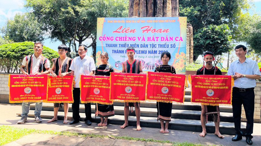 Ban tổ chức trao giải cho các đoàn tham gia liên hoan. Ảnh: Trần Dung Ban tổ chức trao giải cho các đoàn tham gia liên hoan. Ảnh: Trần Dung