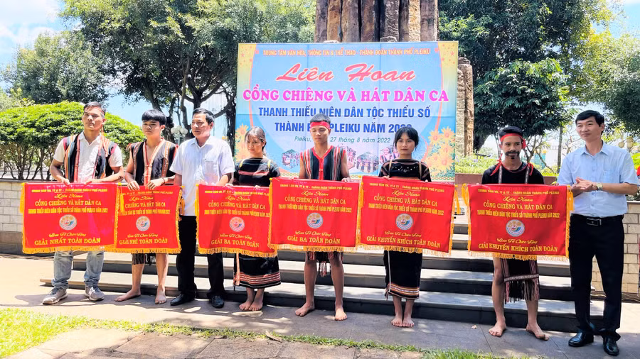 Ban tổ chức trao giải cho các đoàn tham gia liên hoan. Ảnh: Trần Dung