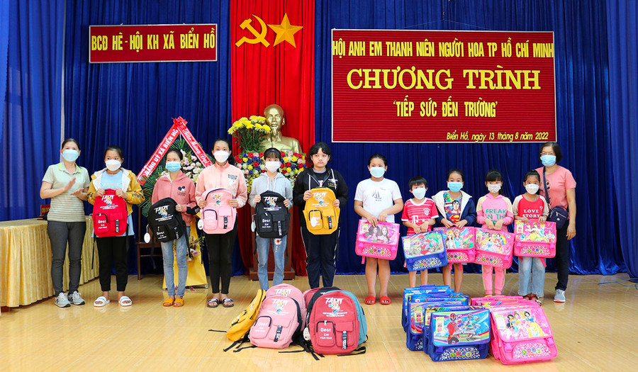  Các em học sinh nghèo vượt khó đã nhận được phần quà trước thềm năm học mới. Ảnh: Văn Ngọc