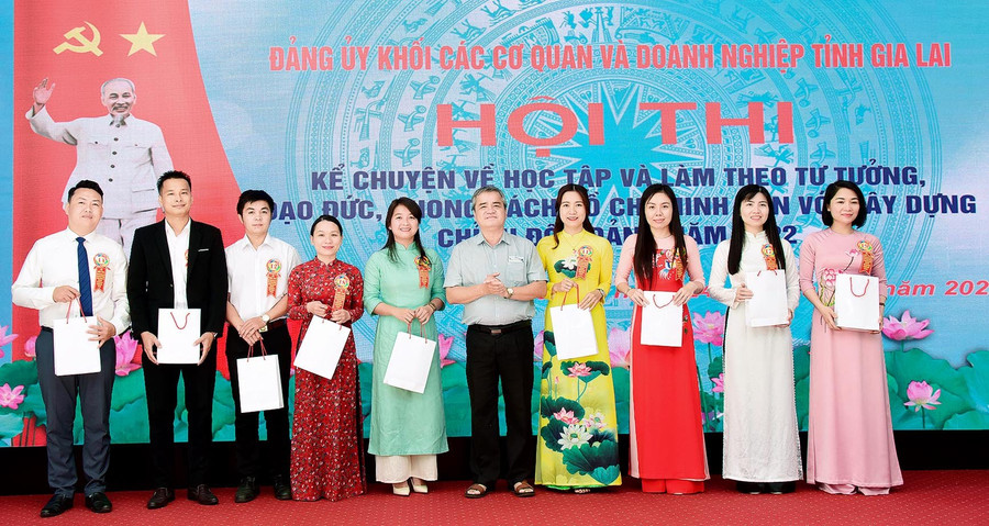 Ông Dương Dã-Phó Bí thư Thường trực Đảng ủy Khối các Cơ quan và Doanh nghiệp tỉnh tặng quà động viên các thí sinh tham gia hội thi. Ảnh: Đức Thụy Đồng chí Dương Dã (thứ 5 từ phải qua)-Phó Bí thư Thường trực Đảng ủy Khối các Cơ quan và Doanh nghiệp tỉnh tặng quà động viên các thí sinh tham gia hội thi. Ảnh: Đức Thụy