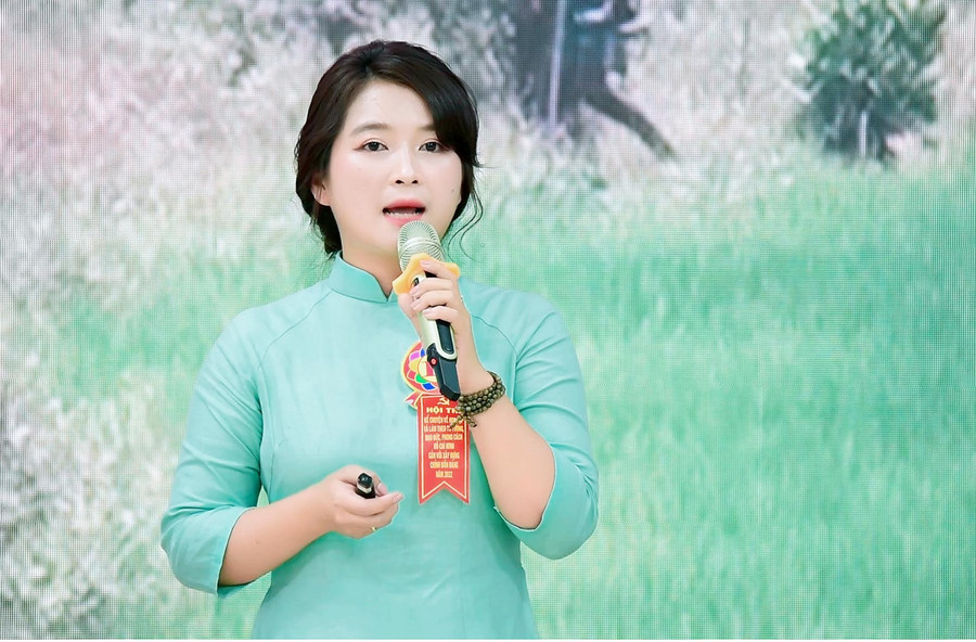 Thí sinh Lê Thị Phương Linh (Đảng bộ Báo Gia Lai) tham gia hội thi với câu chuyện Chữ “Quan liêu viết thế nào”. Ảnh: Đức Thụy Thí sinh Lê Thị Phương Linh (Đảng bộ Báo Gia Lai” tham gia hội thi với câu chuyện Chữ “Quan liêu viết thế nào”. Ảnh: Đức Thụy