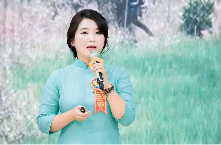 Thí sinh Lê Thị Phương Linh (Đảng bộ Báo Gia Lai” tham gia hội thi với câu chuyện Chữ “Quan liêu viết thế nào”. Ảnh: Đức Thụy