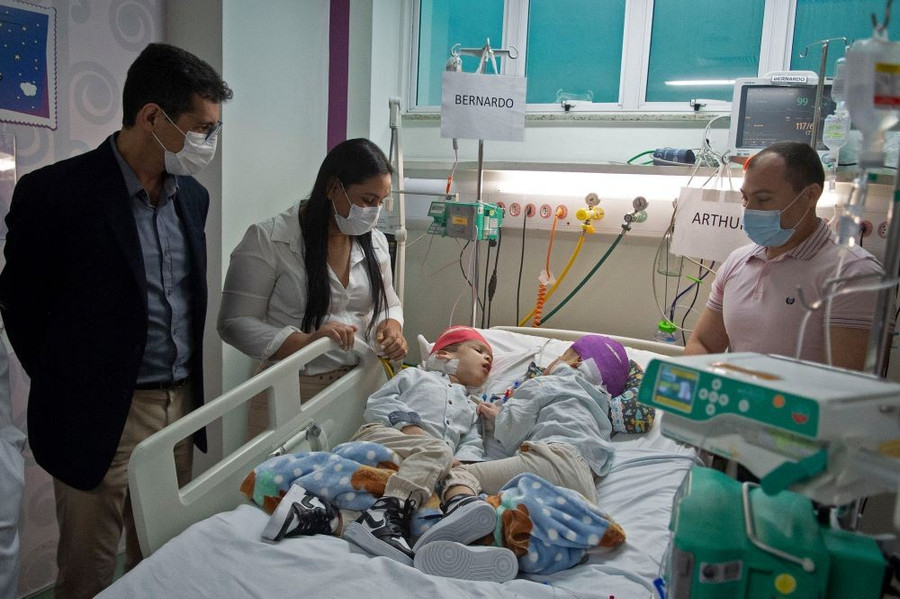 Ca phẫu thuật kéo dài 23 giờ, anh em song sinh dính liền lần đầu nhìn thấy nhau sau gần 4 năm. (Nguồn: AFP) Ca phẫu thuật kéo dài 23 giờ, anh em song sinh dính liền lần đầu nhìn thấy nhau sau gần 4 năm. (Nguồn: AFP)