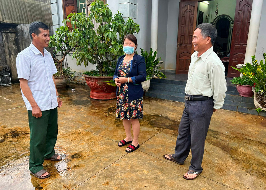 Ông Nguyễn Bá Phương (bìa trái) trao đổi với người dân trong thôn. Ảnh: Hà Tây Ông Nguyễn Bá Phương (bìa trái) trao đổi với người dân trong thôn. Ảnh: Hà Tây