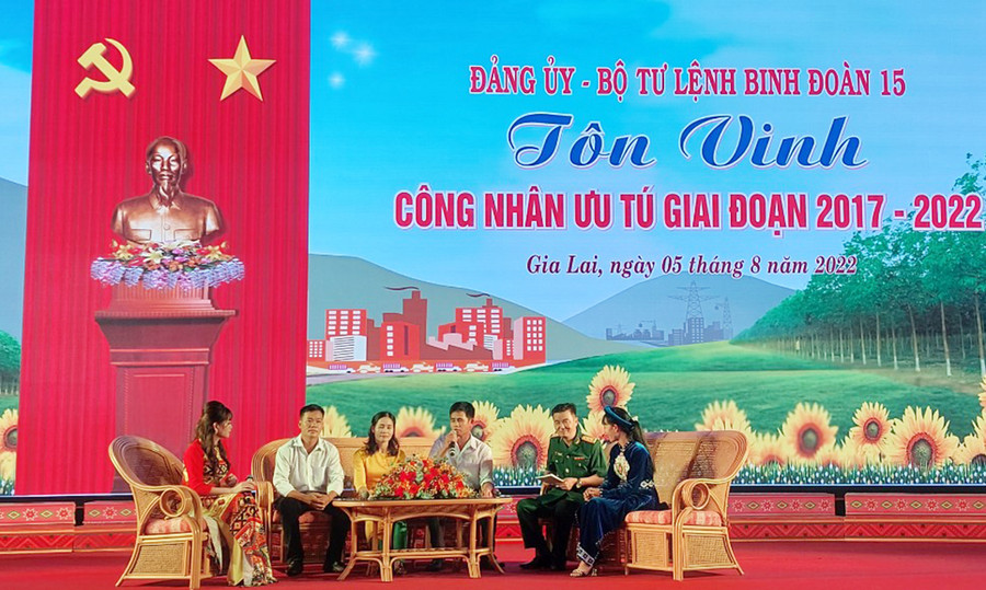  Các công nhân ưu tú giao lưu với đại biểu. Ảnh: Vĩnh Hoàng