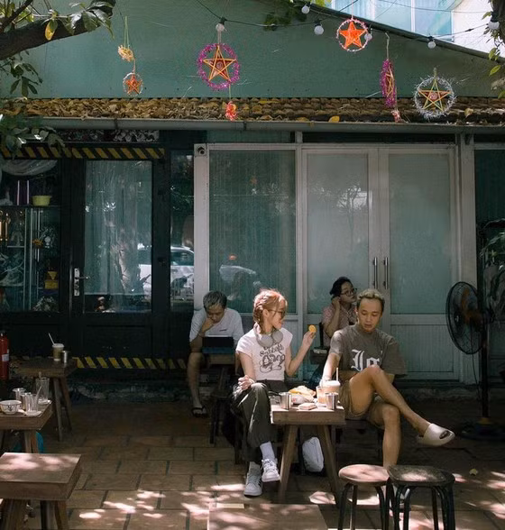 Quán cà phê trang trí lồng đèn tre theo phong cách Trung thu xưa để thu hút khách. Ảnh: L.C.S.