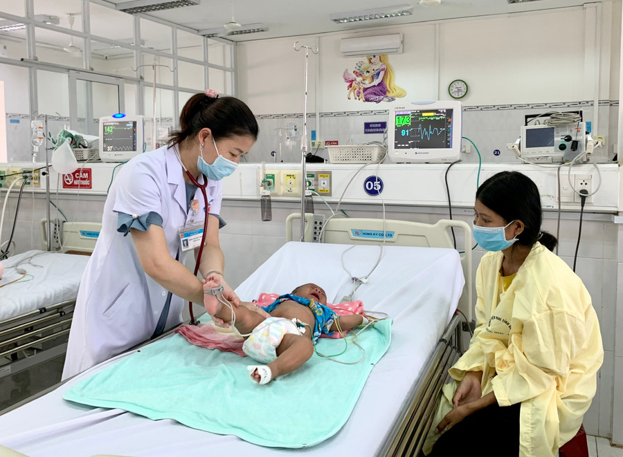 Bác sĩ thăm khám cho bệnh nhân tại Khoa Hồi sức tích cực chống độc (Bệnh viện Nhi Gia Lai). Ảnh: Như Nguyện