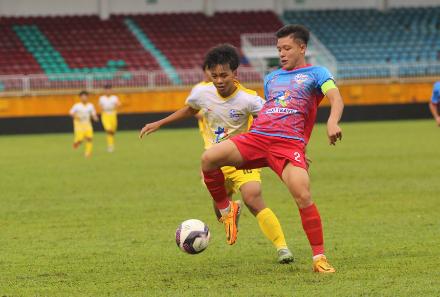 U15 TP. Hồ Chí Minh (phải) đã thi đấu nỗ lực nhưng không có bàn thắng. Ảnh: Văn Ngọc