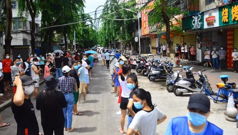 Xếp hàng xét nghiệm COVID-19 ở Tam Á, Hải Nam, Trung Quốc ngày 6.8.2022. Ảnh: Getty