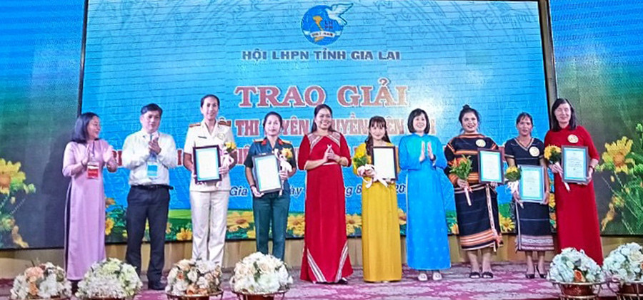  Trao giải nhất, nhì, ba cho các tuyên truyền viên giỏi. Ảnh: Minh Châu