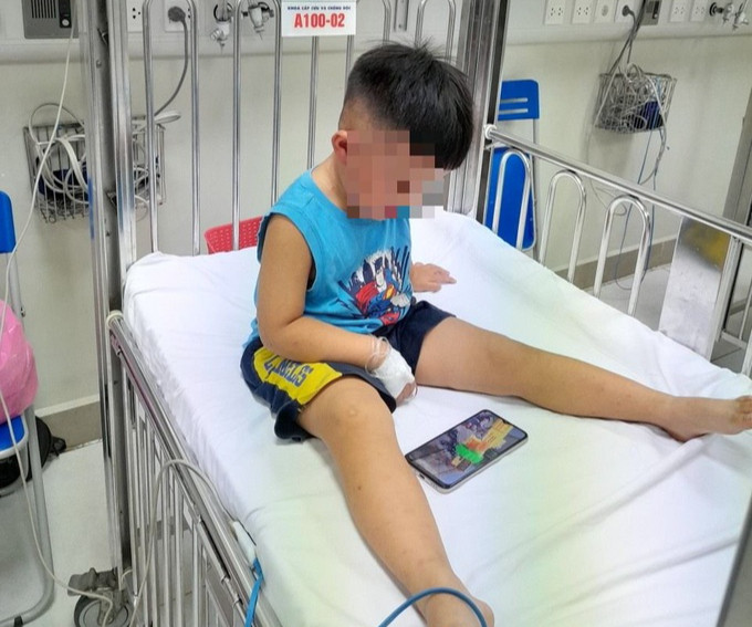 Hiện tại sức khỏe của bé trai đã ổn định. Ảnh nguồn NLĐO