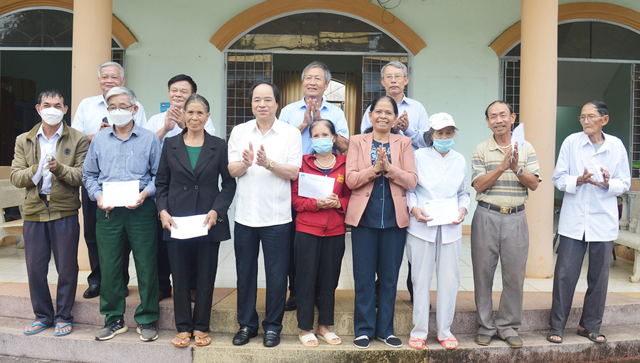 Ông Trương Xuân Cừ (hàng dưới, thứ 4 từ trái qua) tặng quà cho NCT khó khăn của phường Yên Thế. Ảnh: Anh Huy